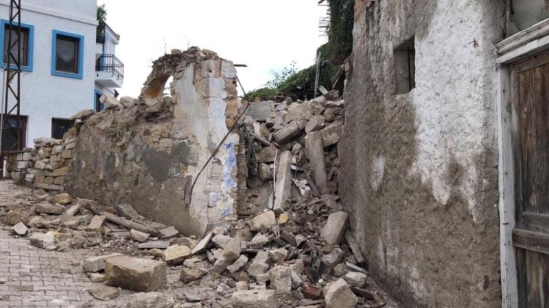 Deprem Çeşme’deki bazı binaların duvarlarını yıktı
