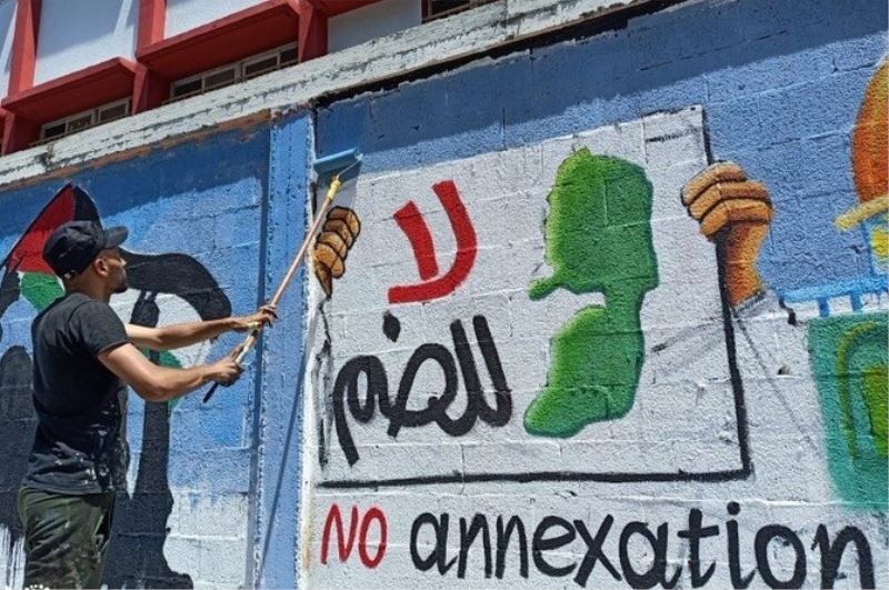 Filistinli gençler, İsrail’in ilhakını grafiti çizerek protesto etti
