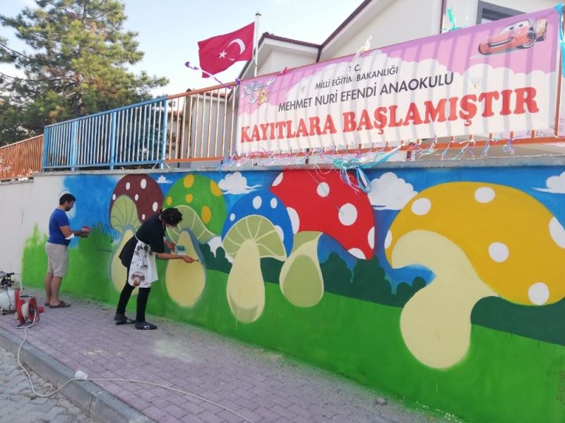 El birliği ile ana okulunun duvarlarını rengarenk boyadılar
