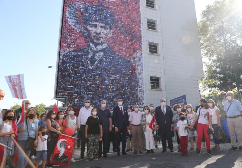 Vatandaşların fotoğraflarından Oluşturulan Atatürk Portresi, belediye binasının duvarlarını süslüyor

