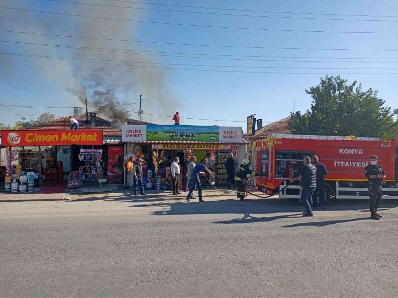 Konya’da depo ve marketlerin çatısında yangın
