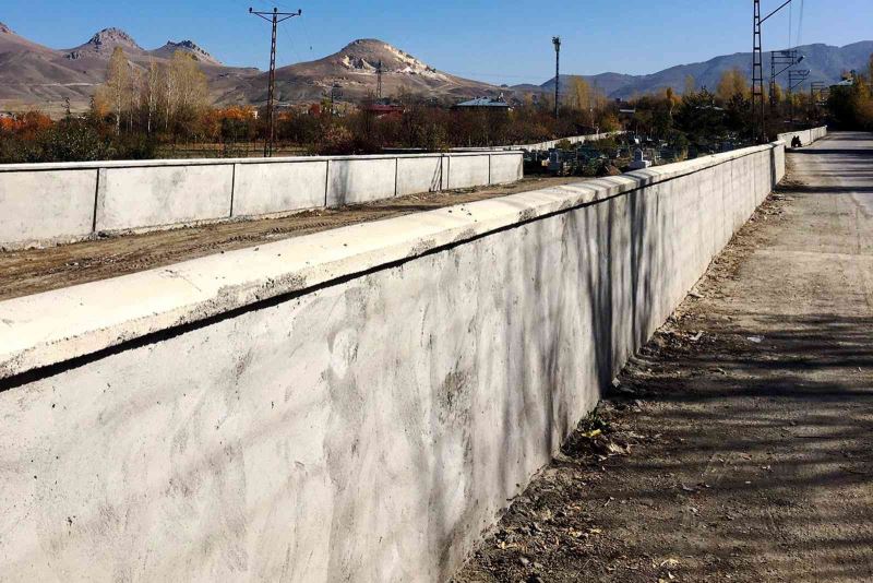 Van Büyükşehir Belediyesi mezarlıkların duvarlarını yeniliyor
