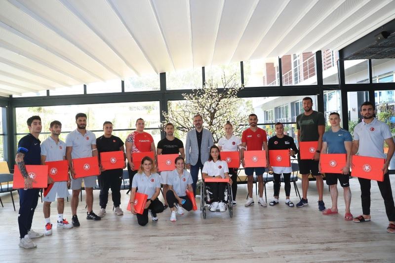 Bakan Kasapoğlu, olimpiyatlara hazırlanan sporcuları ziyaret etti
