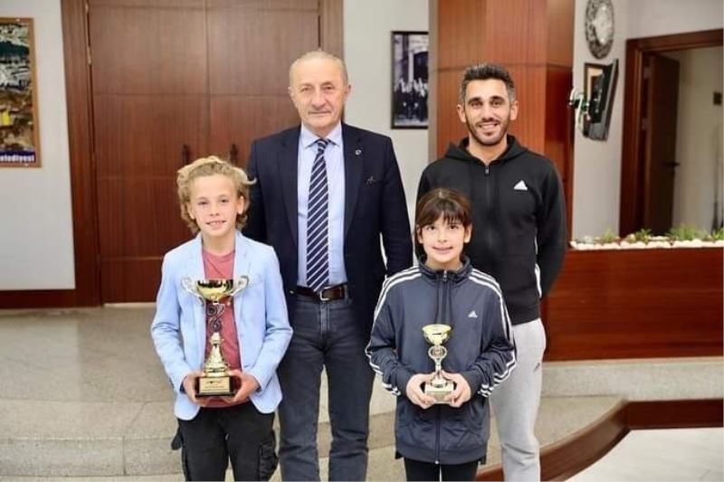 Didim Belediye Başkanı Atabay şampiyon tenisçileri ağırladı
