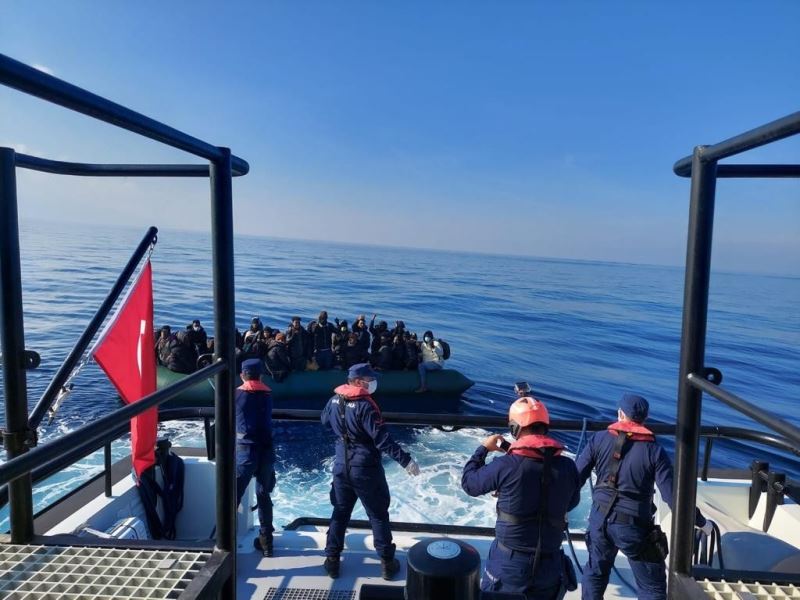 Yunanistan’ın Türk kara sularına ittiği 113 düzensiz göçmen kurtarıldı

