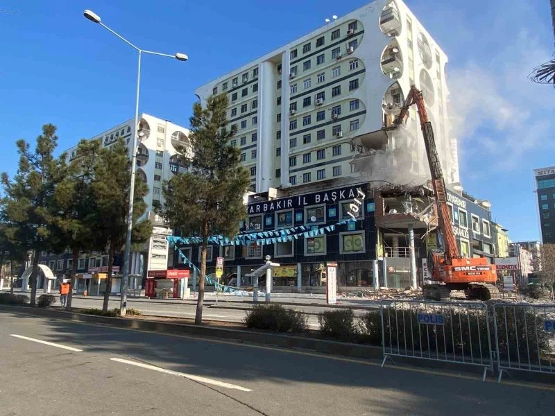 Birçok kişiye mezar olan Diyar Galeri İş Merkezinin yıkımına başlandı
