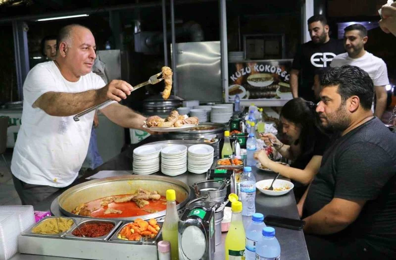 Adanalılar iftar sonrası yöresel lezzetlere talep gösteriyor
