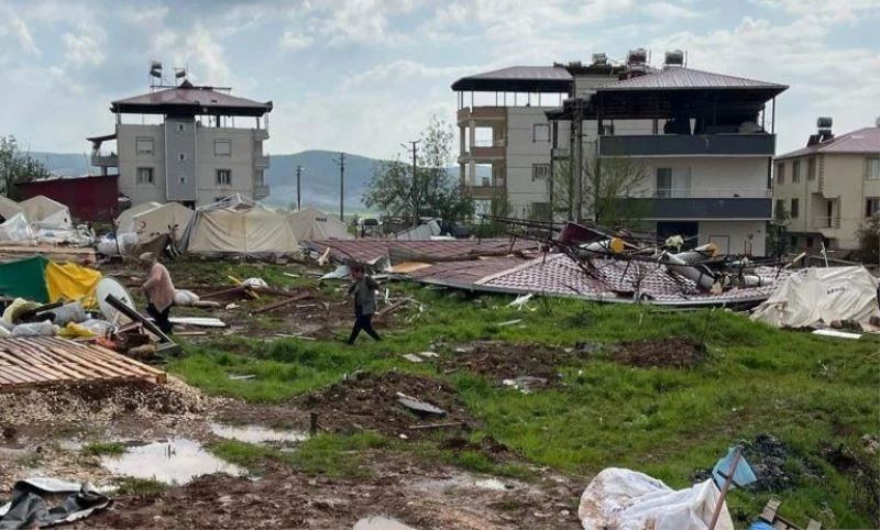 Kahramanmaraş Pazarcık’ta fırtına çatıları uçurdu: 4 yaralı
