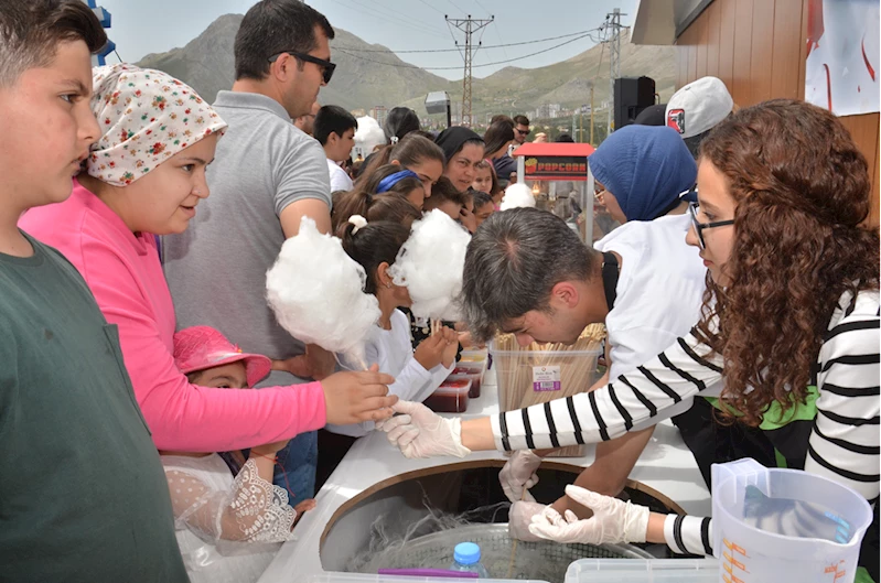 Deprem bölgesinde 23 Nisan Ulusal Egemenlik ve Çocuk Bayramı kutlandı