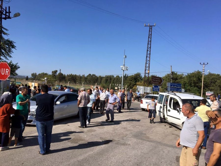 HAFİF TİCARİ ARAÇLA OTOMOBİL ÇARPIŞTI: 1