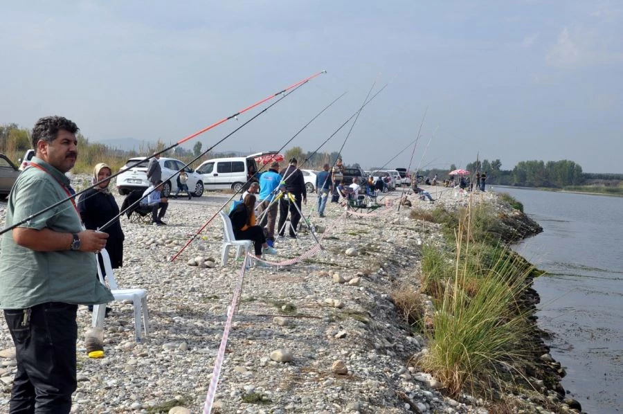 DENİZE KIYISI OLMAYAN KENTTE, BALIK TUTMAK İÇİN YARIŞTILAR