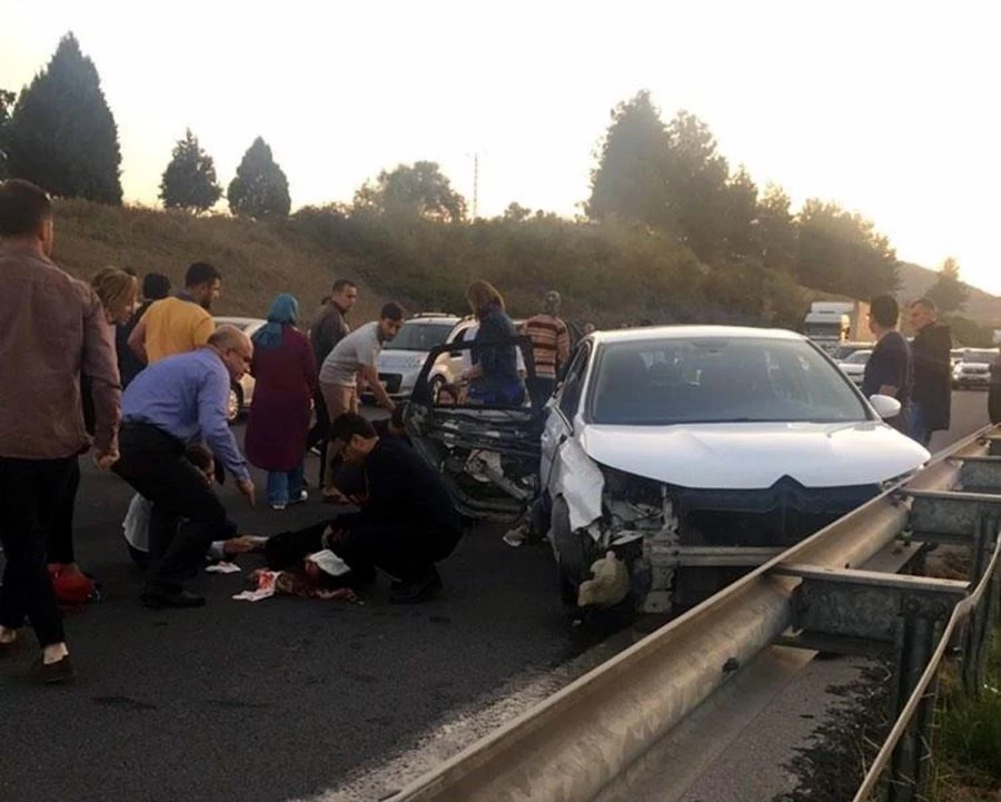 KONTROLDEN ÇIKAN OTOMOBİL ORTA REFÜJE ÇARPTI: 4