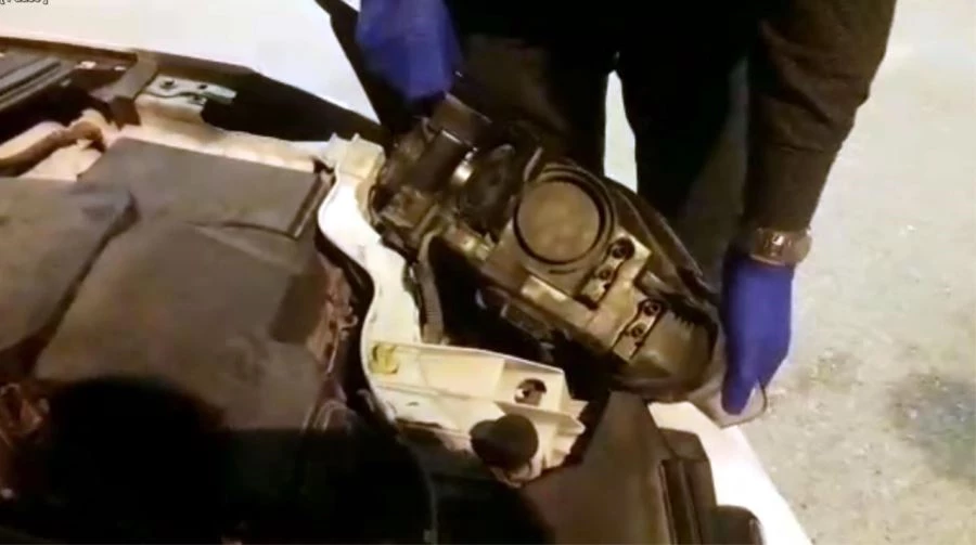 OTOMOBİL FARININ ARKASINDA VE İÇERİSİNDEN UYUŞTURUCU ÇIKTI