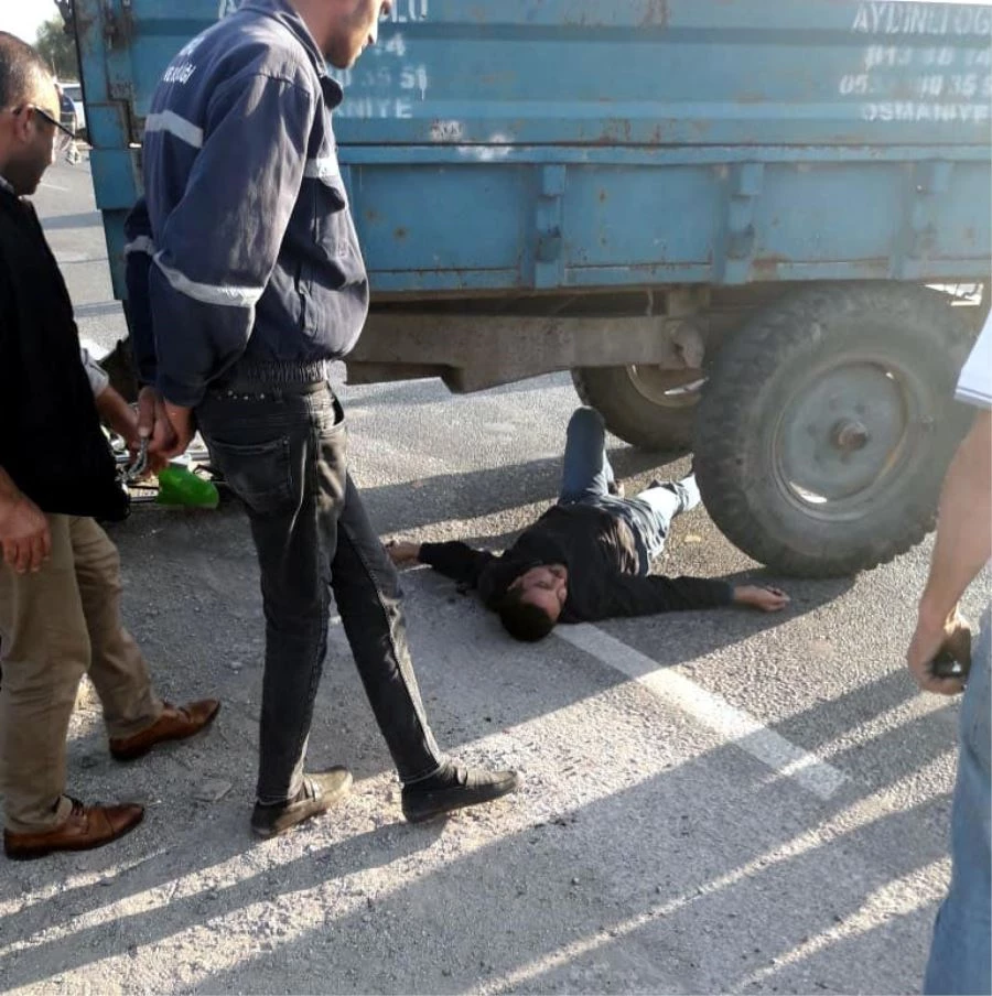MOTOSİKLET TRAKTÖRLE ÇARPIŞTI: 2 YARALI
