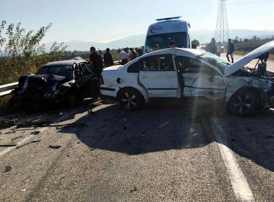 İKİ OTOMOBİL ÇARPIŞTIĞI KAZADA 1 BEBEK ÖLDÜ, 4 KİŞİ YARALANDI