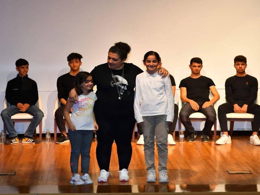 TİYATRO GÖSTERİSİNİ BİLET ALARAK DEĞİL, KİTAP VEREREK İZLEDİLER