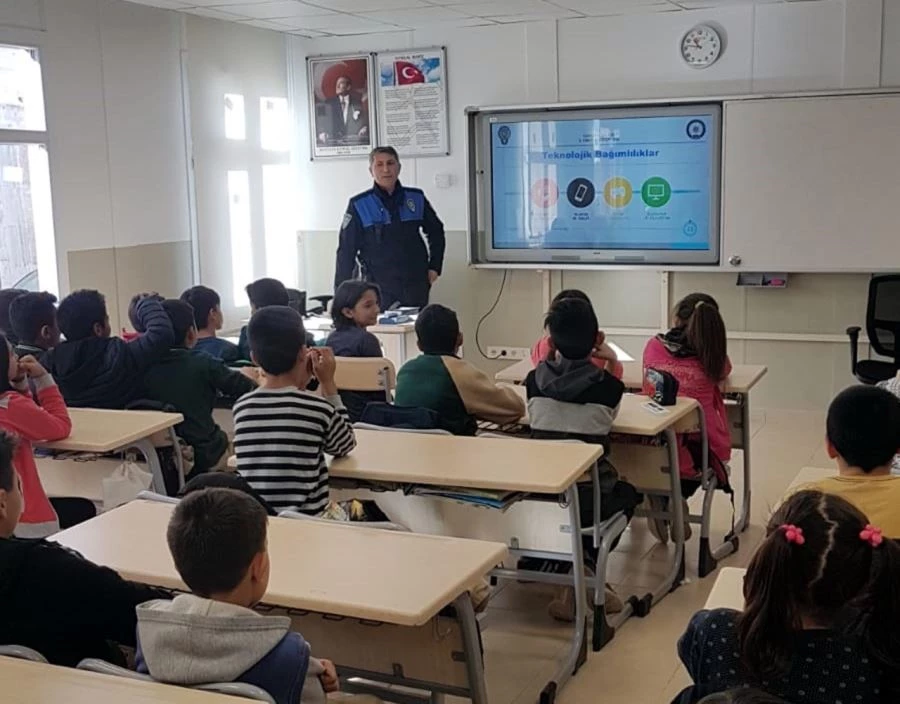 POLİSTEN, ÖĞRENCİLERE TEKNOLOJİ VE SOSYAL MEDYA UYARISI