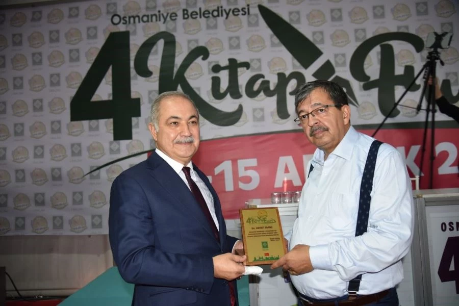 HAYATİ İNANÇ, OSMANİYE BELEDİYESİ KİTAP FUARINDA BÜYÜK İLGİYLE KARŞILANDI