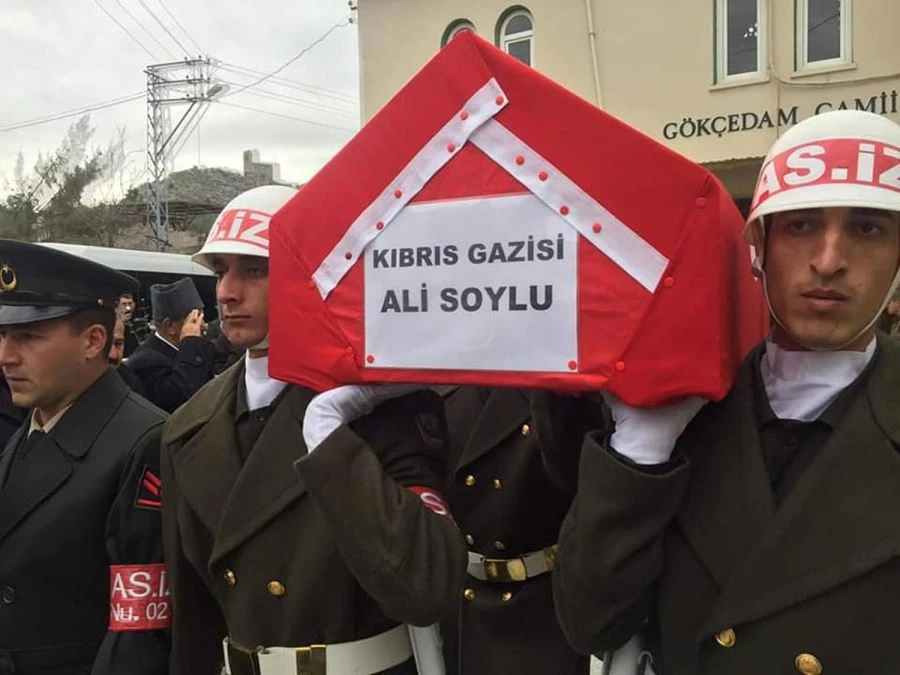 KALP KRİZİNDEN ÖLEN KIBRIS GAZİSİ, ASKERİ TÖRENLE TOPRAĞA VERİLDİ