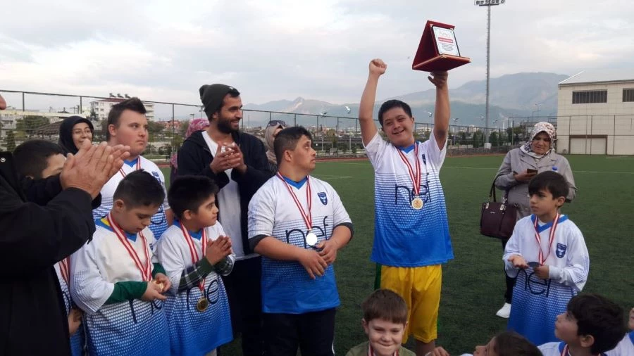 DOWN SENDROMLU ÖZEL ÇOCUKLAR HALI SAHA MAÇI YAPTI