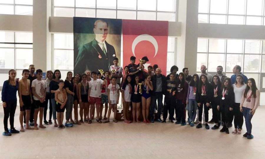 YÜZME YARIŞMASINDA DERECEYE GİREN SPORCULARA ÖDÜL