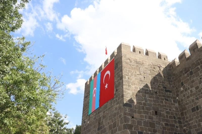 Şehrin dört bir tarafı Azerbaycan’a destek mesajları ve bayraklar ile donatıldı
