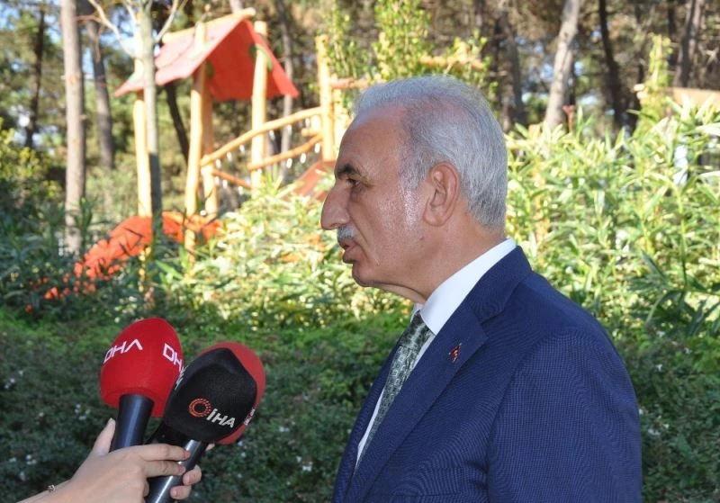 Ümraniye’de akıllara durgunluk veren görüntü: Parkta mangal yakarak, bankları kırdılar
