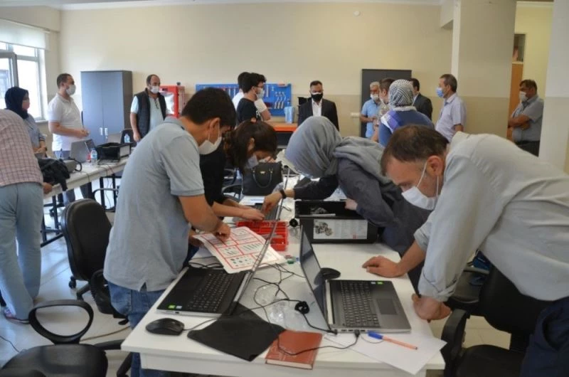 “Kendin Yap Atölyesi” geleceğin mucitlerini yetiştirmeye hazırlanıyor
