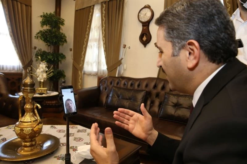 Yaşlılar Günü’nü telefonla arayarak kutladı
