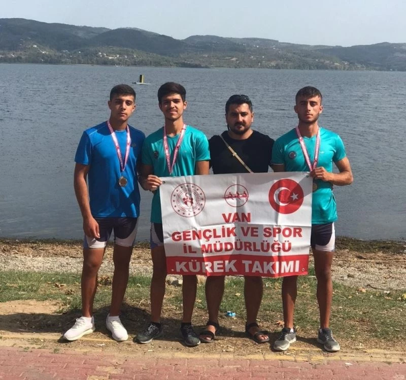 Vanlı kürekçilerden 2 Türkiye üçüncülüğü
