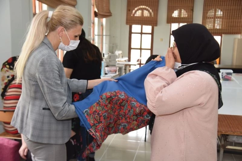 Kadınlar, dikiş kursunda hünerleri sergiliyor
