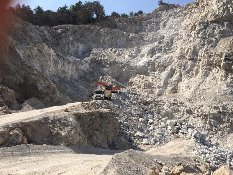 Mahalleyi toza bürüdüğü iddia edilen taş ocağı sahibinden açıklama
