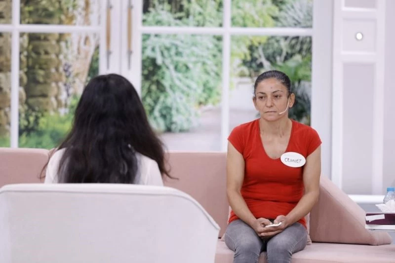 Esra Erol’da programında duyuruldu: “Genç kızı mağdur ettiği iddia edilen 7 kişi gözaltına alındı”
