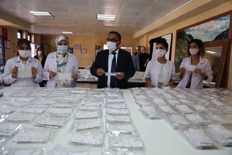 Halk eğitim merkezleri Tunceli’de öğrenciler için maske üretimini yoğunlaştırdı
