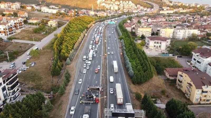 TEM’de lüks cipi taşıyan kurtarıcı devrildi, kilometrelerce uzunlukta kuyruk oluştu
