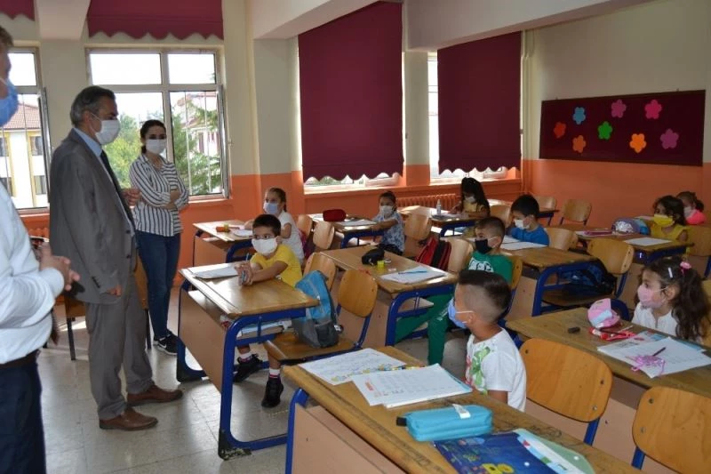 Milli Eğitim Müdürü Yiğit, minik öğrencilerle tek tek ilgileniyor
