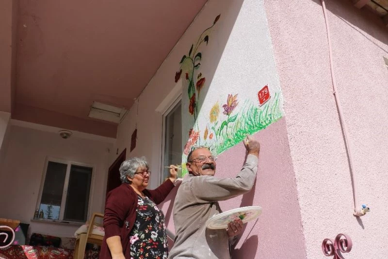 Kerpiç duvarlar yaşlı çifte tuval oldu
