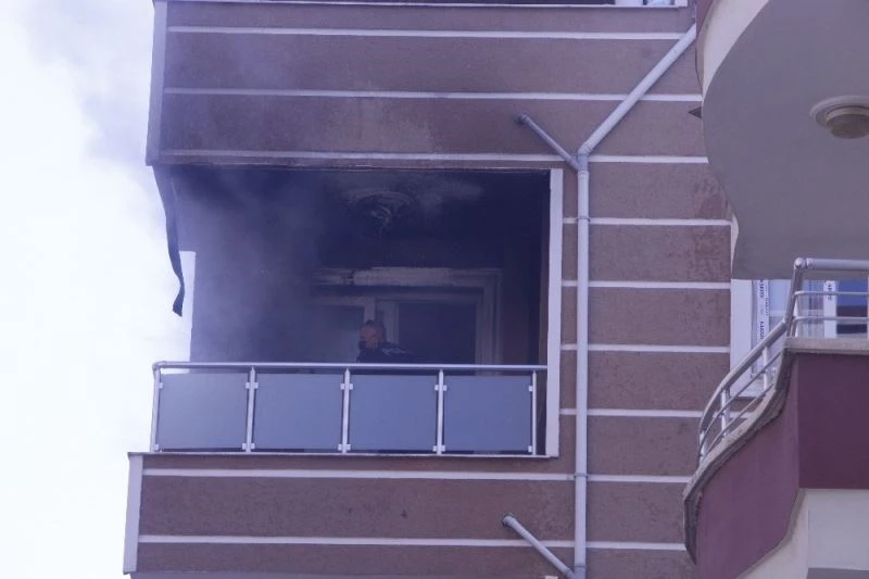 Dumanları gören polis yangını söndürdü
