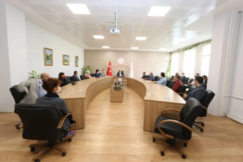 Müdür Başyiğit, köy okullarındaki idarecilerle bir araya geldi
