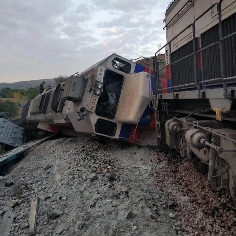 Kalecik’te yük trenleri çarpıştı: 2 makinist hayatını kaybetti
