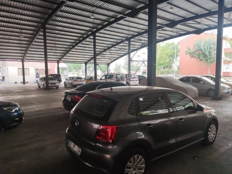 Araç sahipleri dolu önlemini kapalı pazar yerlerine sığınarak aldı
