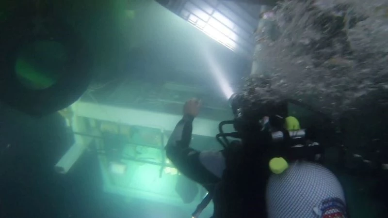 Su altında kalan güverteden oksijen tüplü nefes kesen kurtarma
