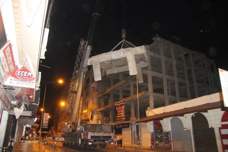 Kilis’te çürük binaya gece yıkımı
