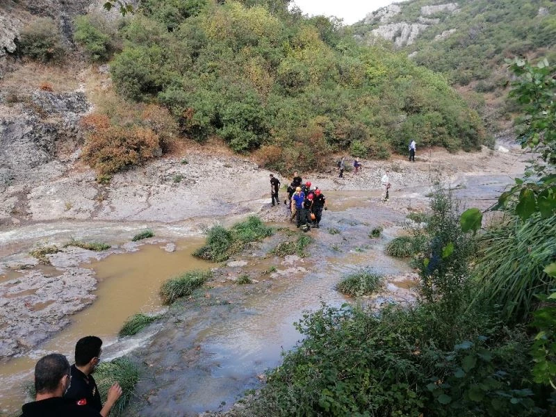 Tırmandığı kayalıklardan düşerek yaralanan şahsı AFAD ekipleri kurtardı
