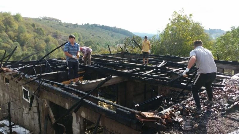 Elektrik kontağından çıkan yangın ahırı küle çevirdi
