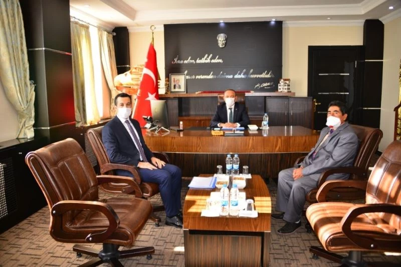 Vali Hüseyin Öner, Hanak ilçesinde ziyaretlerde bulundu
