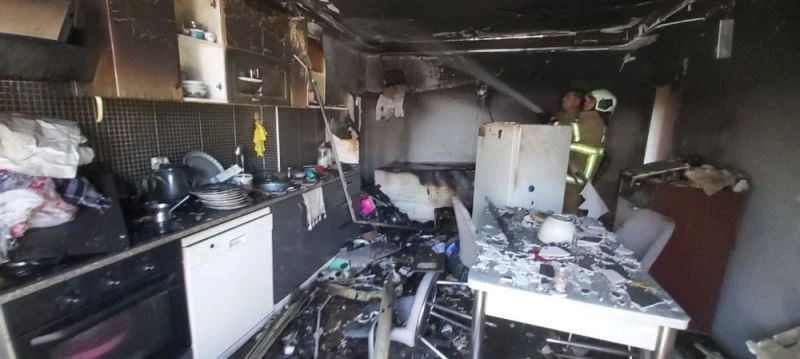 Buzdolabından çıkan yangında ev kullanılamaz hale geldi
