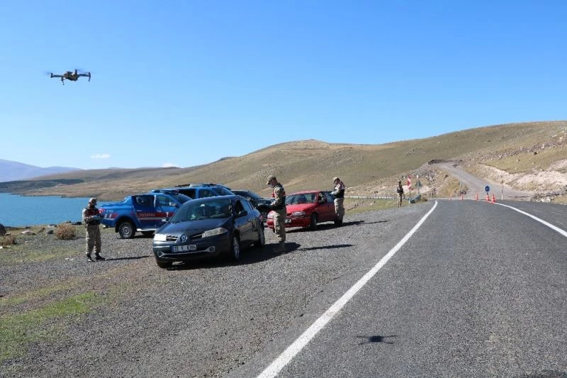 Jandarma ekiplerinden drone ve narkotik köpekle yol kontrolü
