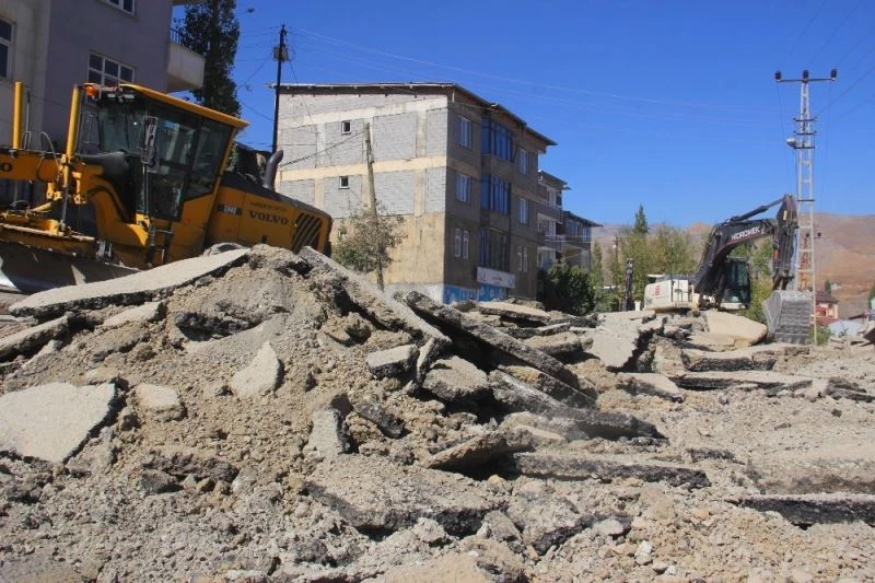 Sanayi yolunda asfalt söküm çalışmaları başladı
