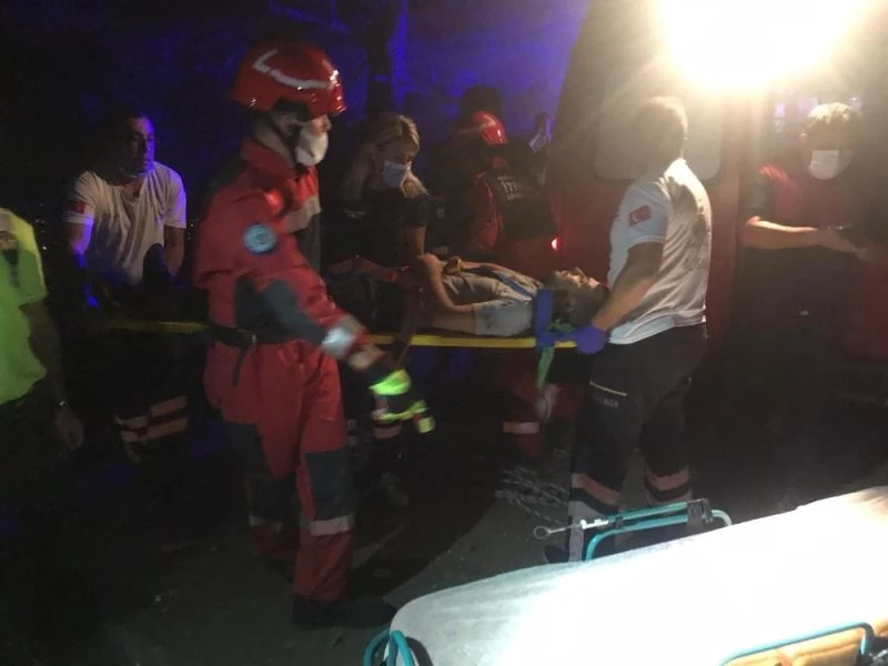 40 metrelik uçurumdan 3 saatte kurtarıldılar
